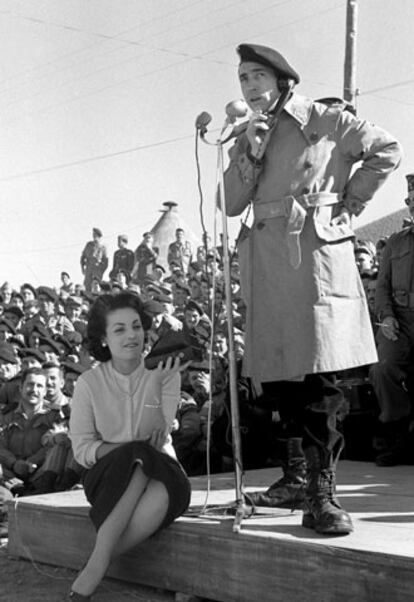 Sidi Ifni, 31 de diciembre de 1957. Carmen Sevilla y el humorista Miguel Gila actúan, en el lugar del conflicto, para animar a las tropas españolas destacadas en la zona.