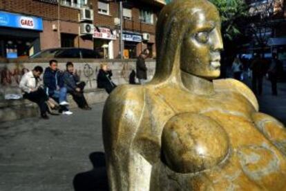 La escultura de la mujer, en la plaza del Reloj de Santa Coloma, reposaba -hace años- sobre el suelo