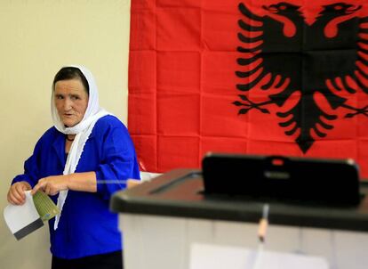 Una mujer vota en un colegio de Tirana, la capital de Albania.