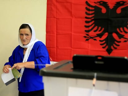 Una mujer vota en un colegio de Tirana, la capital de Albania.