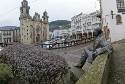 A estatua de Álvaro Cunqueiro fronte á catedral de Mondoñedo, a súa vila natal.