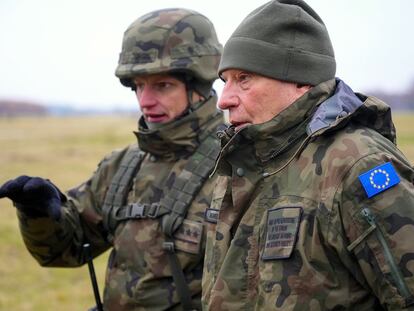 Josep Borrell (a la derecha) conversa con un militar durante una visita a Brzeg (Polonia) el pasado 2 de diciembre.