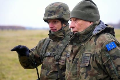 El Alto Representante de la UE, Josep Borrell, a la derecha, durante una visita a una base militar en Brzeg (Polonia), en diciembre pasado.