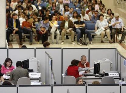 Ciudadanos a la espera de poder hacer la declaración de la renta, en la administración central de Hacienda, en Madrid.