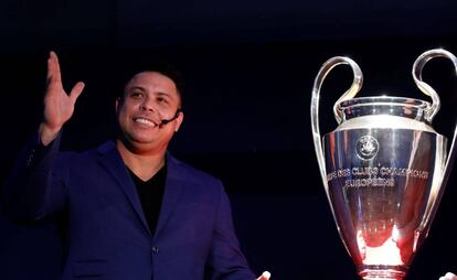 Ronaldo junto el trofeo de la Champions en Ciudad de México.
