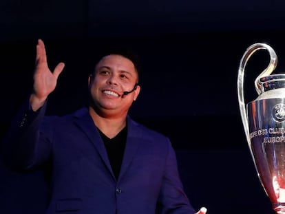 Ronaldo junto el trofeo de la Champions en Ciudad de México.