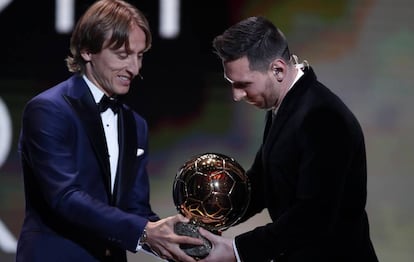 Modric entrega el Balón de Oro a Messi.