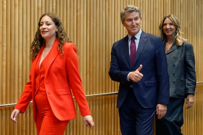 El presidente del Partido Popular, Alberto Núñez Feijóo, preside la reunión plenaria de los grupos parlamentarios del Partido Popular del Congreso y del Senado, celebrada este martes en el Congreso de los Diputados. 
