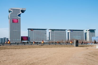 Muito bem, aqui está. Segundo alguns, o edifício mais feio do mundo. Por fora é o que se vê: um dragão com a crista ao vento, como se fosse feito com peças de Tetris. Por dentro... ah, por dentro! O hotel Pangu tem sete estrelas e, segundo sua administração, cultiva “o feng shui chinês e o glamour europeu”. Ou seja, tem candelabros Baccarat e gravuras de dragões da sorte. E não é só isso. Se você se cansar de olhar ao redor, pode olhar pela janela: o hotel tem vista para o Ninho de Pássaro, o estádio de Pequim projetado por Herzog & De Meuron, que também é bastante peculiar.