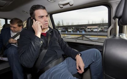 El candidato socialista Pedro Sánchez en su coche de campaña durante un trayecto entre Granda y Málaga.