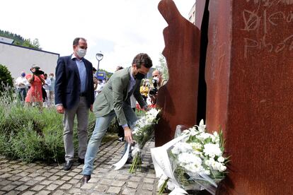 Pablo Casado, junto al líder del PP vasco, Carlos Iturgaiz, participa este domingo en una ofrenda floral ante el monumento en memoria de Miguel Ángel Blanco.