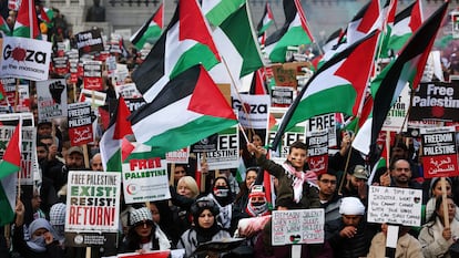 Manifestantes en favor de Palestina protestan en Londres, el sábado.