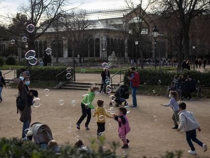 Nens jugant amb bombolles de sabó al parc de la Ciutadella de Barcelona.