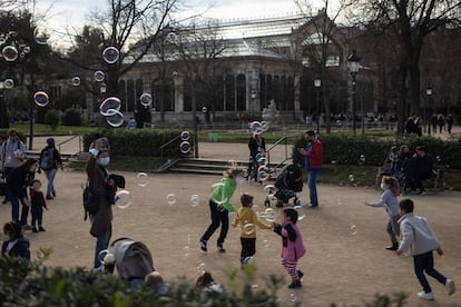 Nens jugant amb bombolles de sabó al parc de la Ciutadella de Barcelona.
