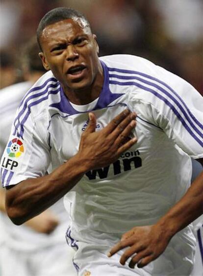 Julio Baptista celebra el tanto