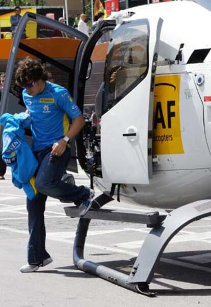 Alonso se baja del helicóptero que le llevó al circuito de Montmeló.