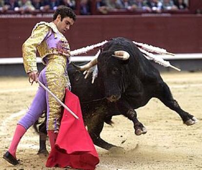 José Tomás en un lance con el quinto de la tarde, al que cortó dos orejas.