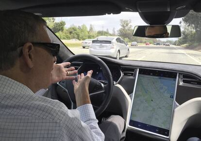 Un periodista prueba un coche sin piloto de Tesla en San Francisco, California, el pasado abril.