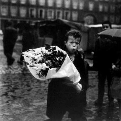 Foto de Gabriel Cualladó de un niño  en la plaza Mayor, de Madrid, en 1959.