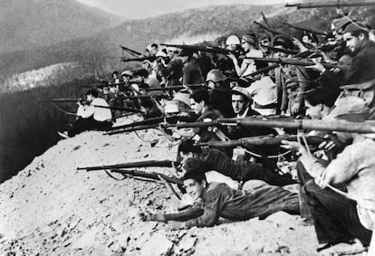 Un grupo de milicianos se asoma a un terrapl&eacute;n en el frente de Navacerrada (Madrid), a finales de julio 1936.