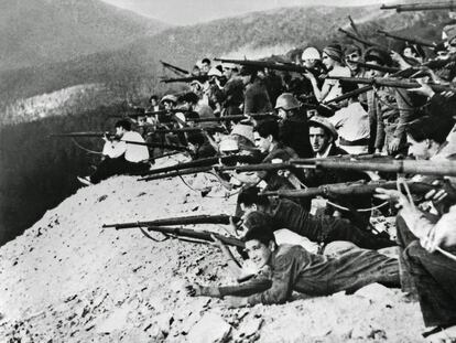 Un grupo de milicianos se asoma a un terrapl&eacute;n en el frente de Navacerrada (Madrid), a finales de julio 1936.