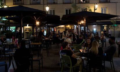 Ambiente en la Plaza Santa Ana, este sábado, antes del último toque de queda en Madrid.