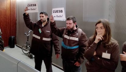 Treballadors del CUESB, durant la protesta a l'Ajuntament.