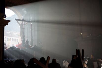 The ‘Cristo de la Buena Muerte’ (Christ of the Good Death) paso, carried by the Royal Sacramental brotherhood and the ‘Nazarenos del Santísimo Cristo de la Buena Muerte’ (Nazarenes of the blessed Christ of the Good Death) brotherhood, as well as the ‘Cristo Descendido de la Cruz’ (Jesus Descending from the Cross) and ‘Nuestra Señora de las Angustias’ (Our Lady of Anguish) pasos, exiting Jaén Cathedral, on March 28.