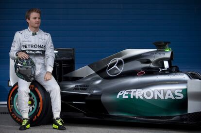 Nico Rosberg posando con el nuevo Mercedes AMG Petronas W05.