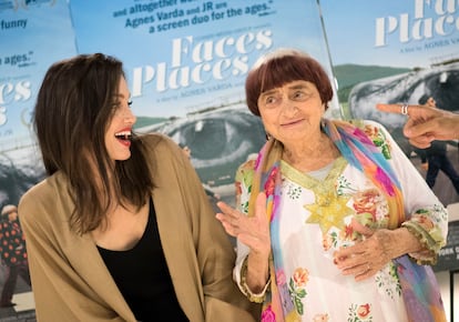 Varda ha sido la sensación de la temporada en Hollywood. Como prueba: la admiración que desprende Angelina Jolie al contemplarla. En esta ocasión, en la presentación de su documental en EEUU. Las pashminas más envidiadas de todo el valle de las estrellas.