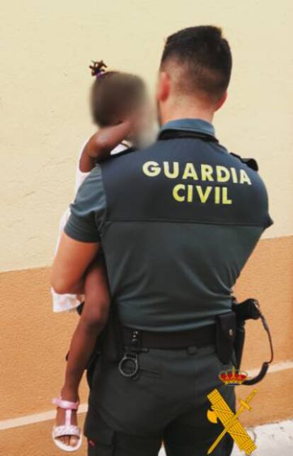 La niña, en brazos de un agente de la Guardia Civil.