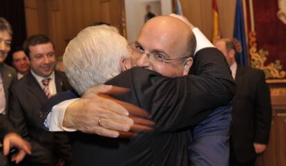 José Manuel Baltar abraza a su padre, en una imagen de 2012