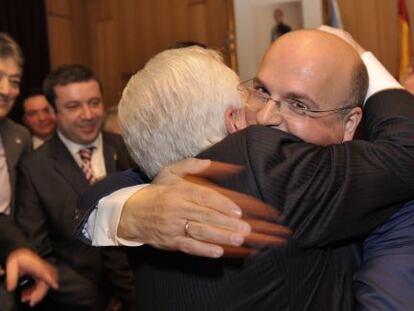 José Manuel Baltar abraza a su padre, en una imagen de 2012
