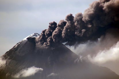 El volcán Tungurahua en Ecuador lanza grandes cantidades de humo y cenizas.