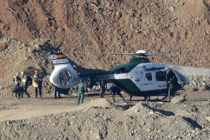 Especialistas de la Guardia Civil llegan en helicóptero a la zona de la búsqueda.