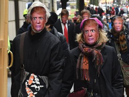 Gente con m&aacute;scaras de Donald Trump en el desfile por el D&iacute;a de los Inocentes, el 1 de abril en Nueva York. 