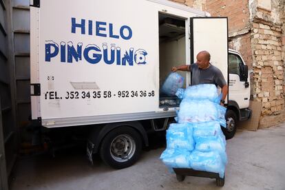 Un repartidor de hielo en Málaga el pasado 5 de agosto.