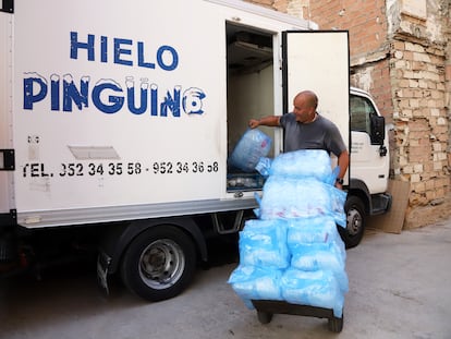 Un repartidor de hielo en Málaga el pasado 5 de agosto.