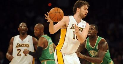Gasol, ante Baas, observado por Bryant y Allen.