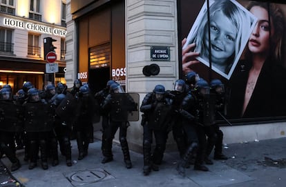 Agentes de la policía antidisturbios, durante los enfrentamientos con los manifestantes en París, este jueves. 