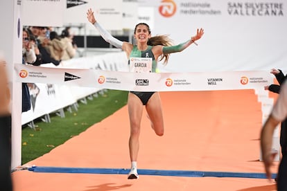 La española Marta García (c) terminó vencedora de la prueba femenina en la carrera San Silvestre Vallecana este martes 31 de diciembre de 2024.