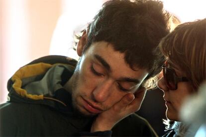 Un joven llora en el barrio madrileño de El Pozo. 68 personas fallecieron en esa estación de tren del distrito de Vallecas.