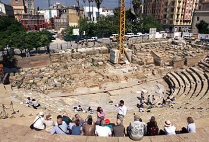 Teatro romano de Málaga, con las obras del Museo Picasso al fondo.