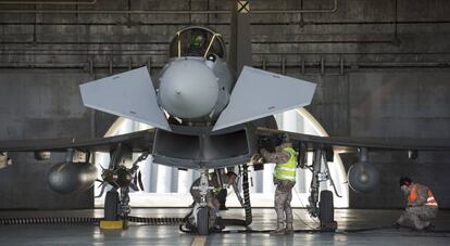 Mecánicos del Ejército del Aire dan mantenimiento a un Eurofighter en una imagen de febrero de 2017.