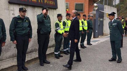 Fernández de Mesa visita la casa cuartel de la Guardia Civil de Alsasua.