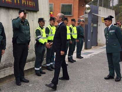 Fernández de Mesa visita la casa cuartel de la Guardia Civil de Alsasua.
