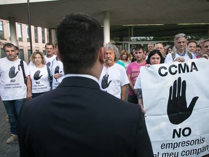 Gustavo C. (d'esquena) amb els treballadors de TV3 minuts abans del judici.