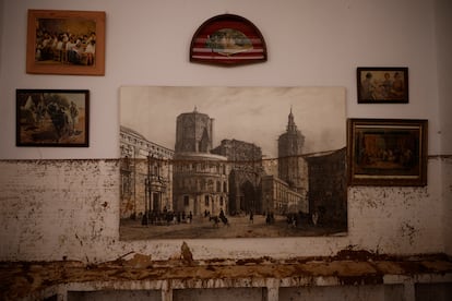 Interior de una vivienda donde se ve la altura a la que llegó el agua, en la localidad valenciana de Paiporta.