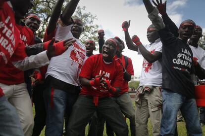 Manifestantes protestan contra la corrupción en Nairobi (Kenia). El presidente keniano, Uhuru Kenyatta, declaró el pasado 23 de noviembre que la corrupción era una amenaza para la seguridad nacional, tan sólo días antes de la visita del papa que describió la corrupción del país como un camino a la muerte.