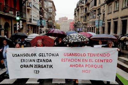 Vecinos de Usansolo (Bizkaia) protestan el pasado 26 de octubre en las calles de Bilbao por la línea de Metro.